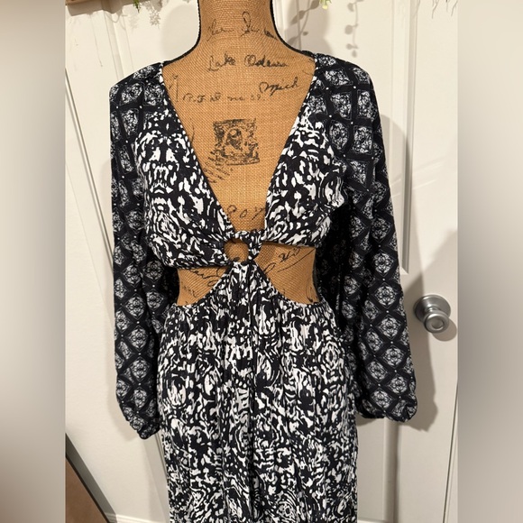 Abercrombie and Fitch  Long sleeve plunge cut out maxi dress - Picture 5 of 7